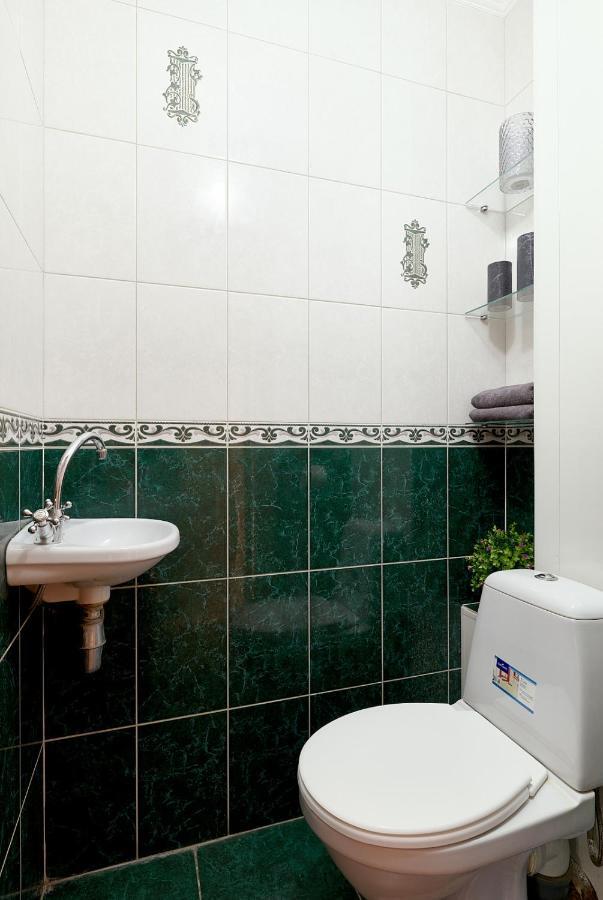 B11-35 NEW TWO SEPARATE BEDROOMS IN CENTER CITY- BALCONNY WITH EXCELLENT VIEW ON GULLIVER MALL - PALACE OF SPORTS - Baseina Street, 11 Kiew Exterior foto